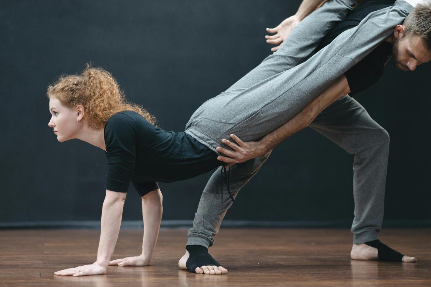 Studio di danza uvianerexo durante una sessione di coreografia contemporanea